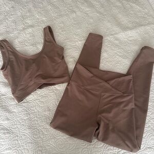 Strut this Brown high-waisted leggings and sports bra set